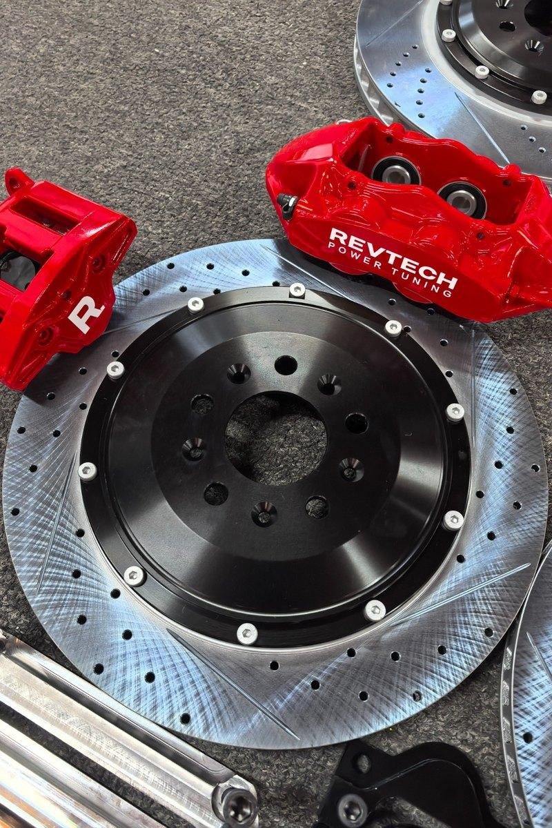 Brzdový kit REVTECH s červenými třmeny a vrtanými kotouči