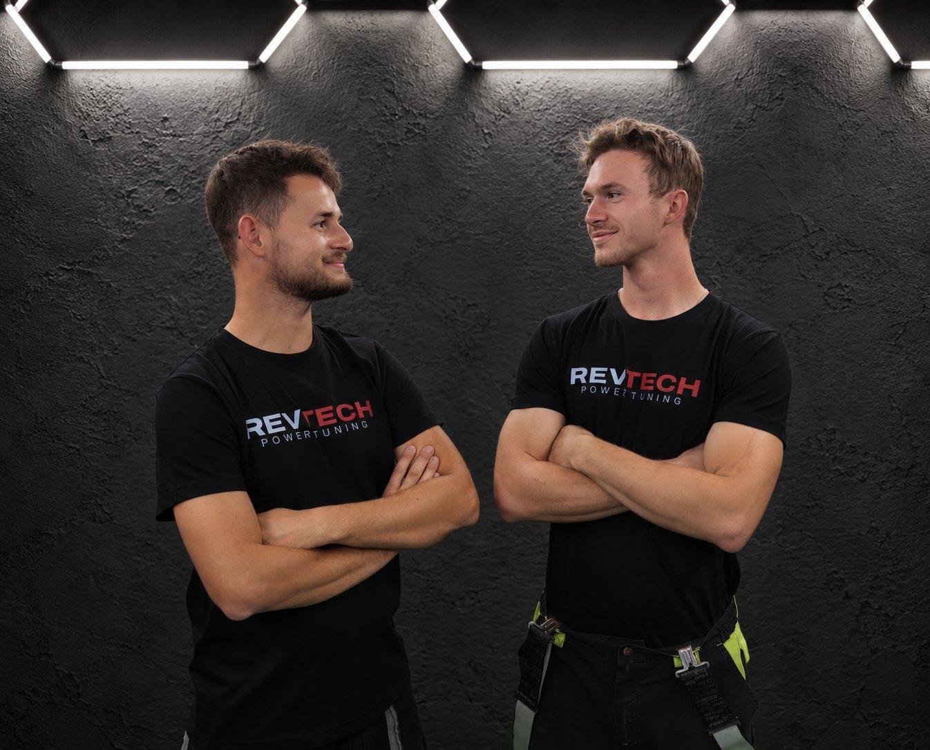 Die Brüder Tomáš und Robert, Gründer von REVTECH Power Tuning, in der Werkstatt